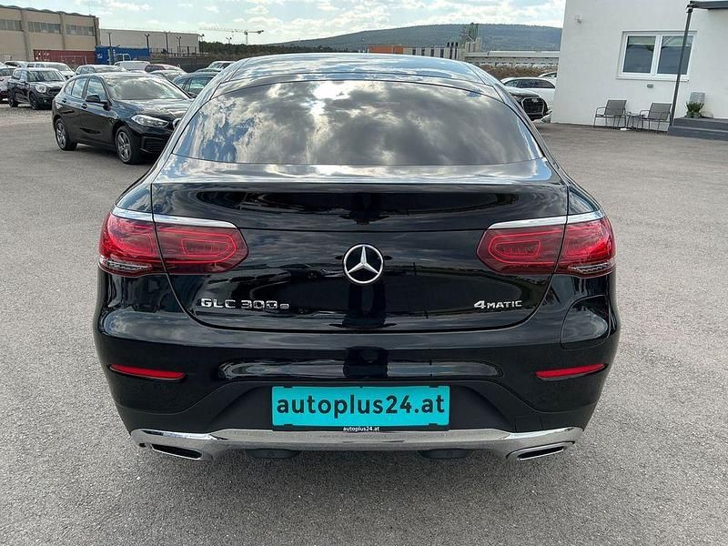 Gebraucht Mercedes GLC300e 211 PS (155 kW) 2021 Schwarz Coupé