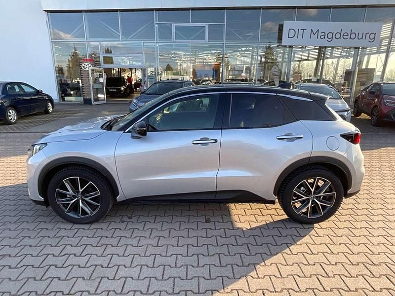 Gebraucht Lexus LBX 136 PS (100 kW) 2024 Silver me (1f7)/ black (202) SUV