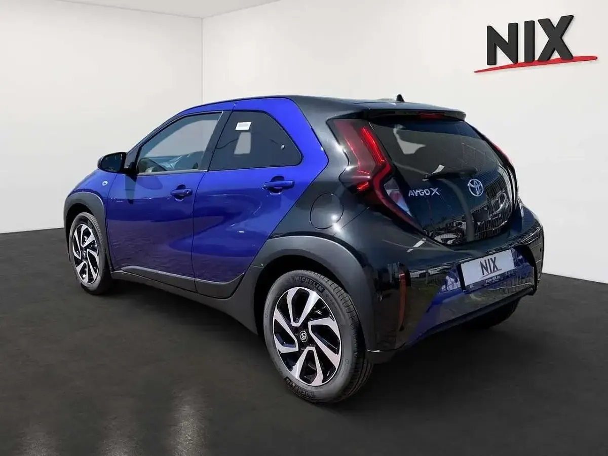 Neu Toyota Aygo X Comfort 72 PS (52 kW) 2025 Juniper blue/black mica SUV