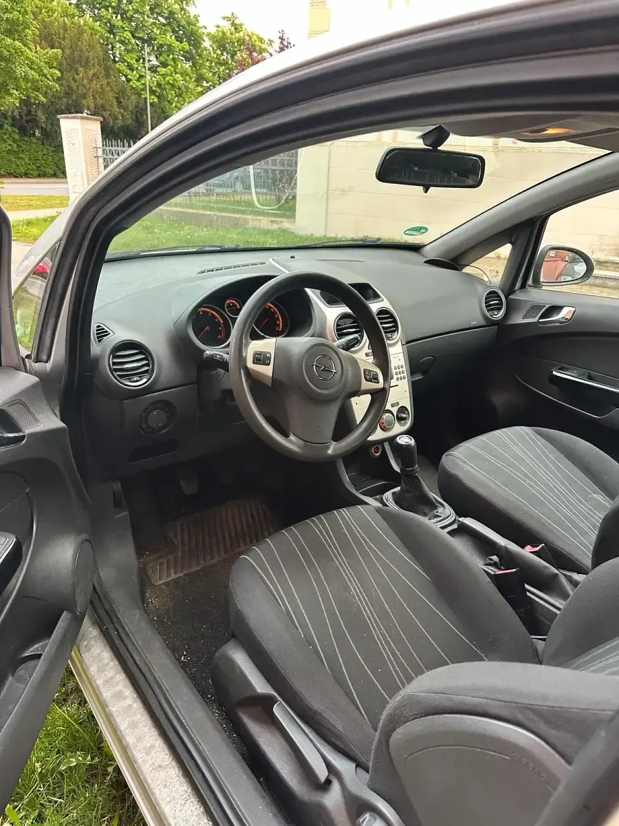 Usado Opel Corsa 80 HP (58 kW) 2007 Prateado Citadino