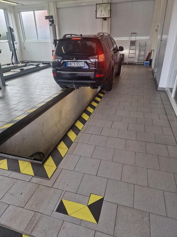 Schwarz Gebraucht 2009 Mitsubishi Outlander SUV | 4.300 € (Fairer Preis) - Bild 1/4