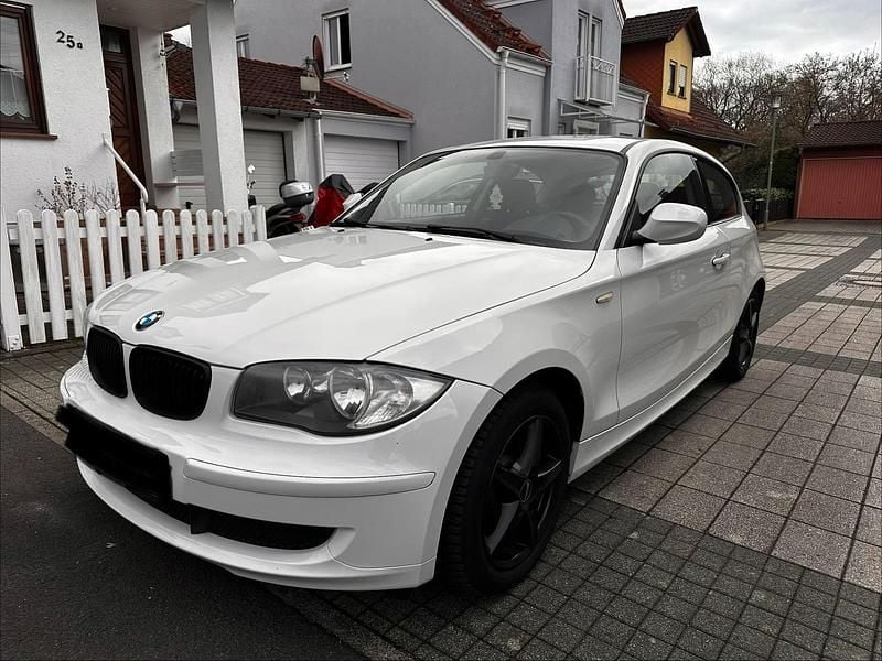 Gebraucht BMW 116 122 PS (89 kW) 2011 Weiß Kleinwagen