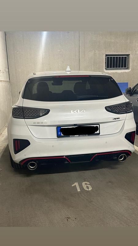 Weiß Gebraucht 2024 Kia Ceed GT 2 Limousine | 29.990 € (Fairer Preis) - Bild 1/4
