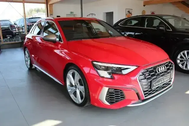 Gebraucht Audi S3 Ambiente 310 PS (228 kW) 2023 Rot Limousine