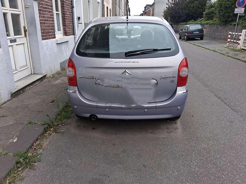Grau Gebraucht 2004 Citroën Xsara Picasso Van / Kleinbus | 2.700 € (Teuer) - Bild 1/4