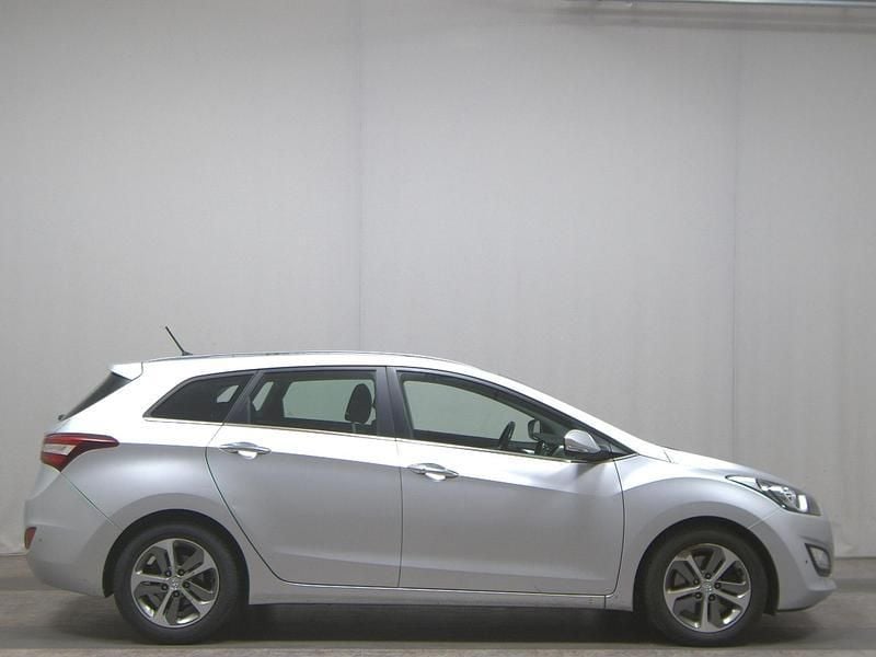 Platinum silver / mic Gebraucht 2015 Hyundai i30 Style Kombi | 4.490 € (Superpreis) - Bild 1/4