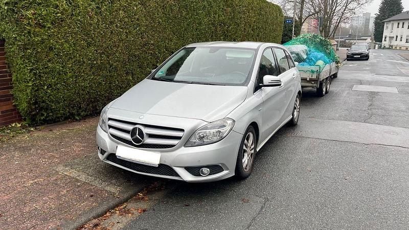 Silber Gebraucht 2012 Mercedes B180 Van / Kleinbus | 7.400 € (Superpreis) - Bild 1/4