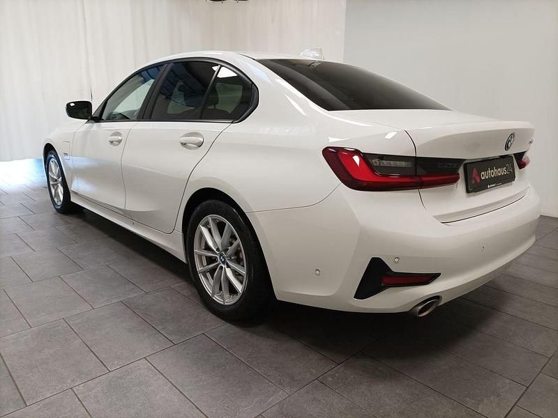 Gebraucht BMW 330e Advantage 252 PS (185 kW) 2021 Weiß Limousine