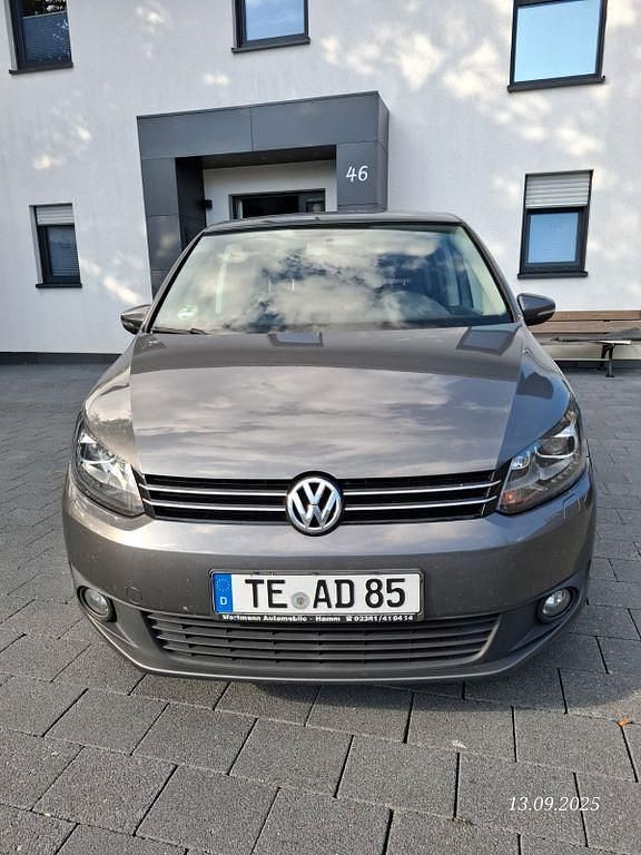 Grau Gebraucht 2015 VW Touran Trendline Van / Kleinbus | 8.500 € (Guter Preis) - Bild 1/4