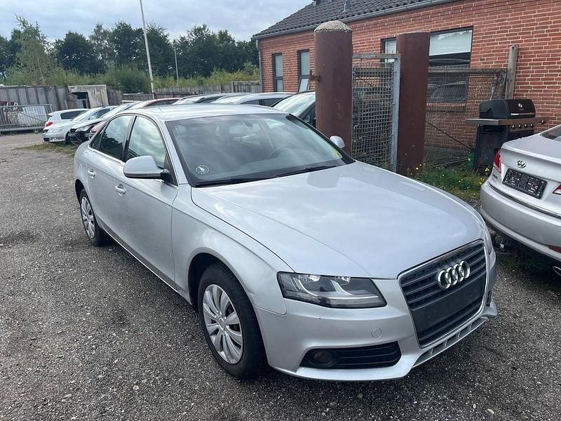 Silber Gebraucht 2008 Audi A4 Attraction Limousine | 2.950 € (Superpreis) - Bild 1/4