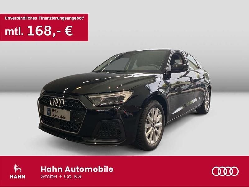 Mythosschwarz metallic Neu 2026 Audi A1 Advanced Plus Limousine | 25.830 € (Superpreis) - Bild 1/3