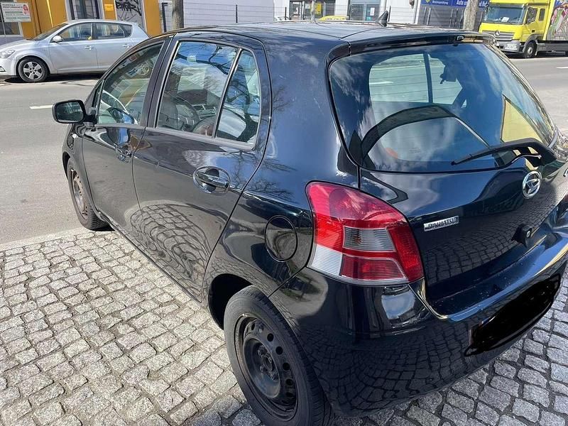 Gebraucht Daihatsu Charade 101 PS (74 kW) 2012 Schwarz Kleinwagen
