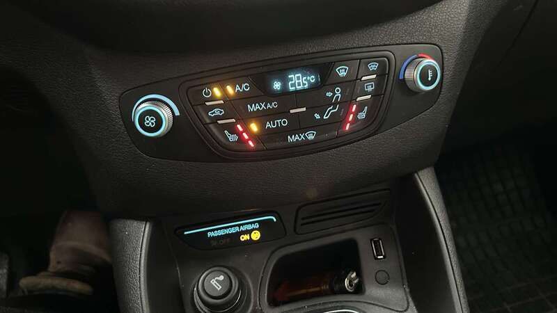Grau Gebraucht 2017 Ford Tourneo Courier Titanium Van / Kleinbus | 10.250 € (Fairer Preis) - Bild 1/4