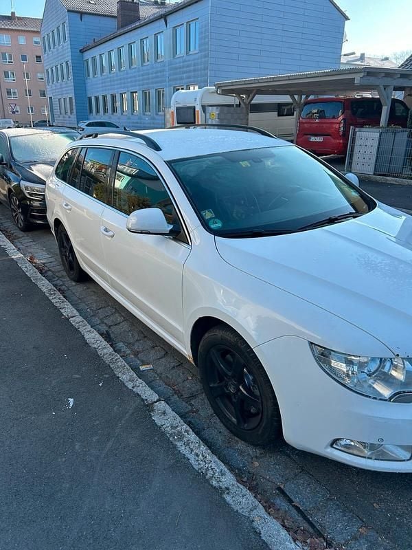 Weiß Gebraucht 2012 Skoda Superb Kombi | 5.300 € (Fairer Preis) - Bild 1/4