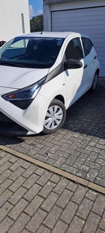 Weiß Gebraucht 2021 Toyota Aygo Business Edition Kleinwagen | 9.200 € (Guter Preis) - Bild 1/4