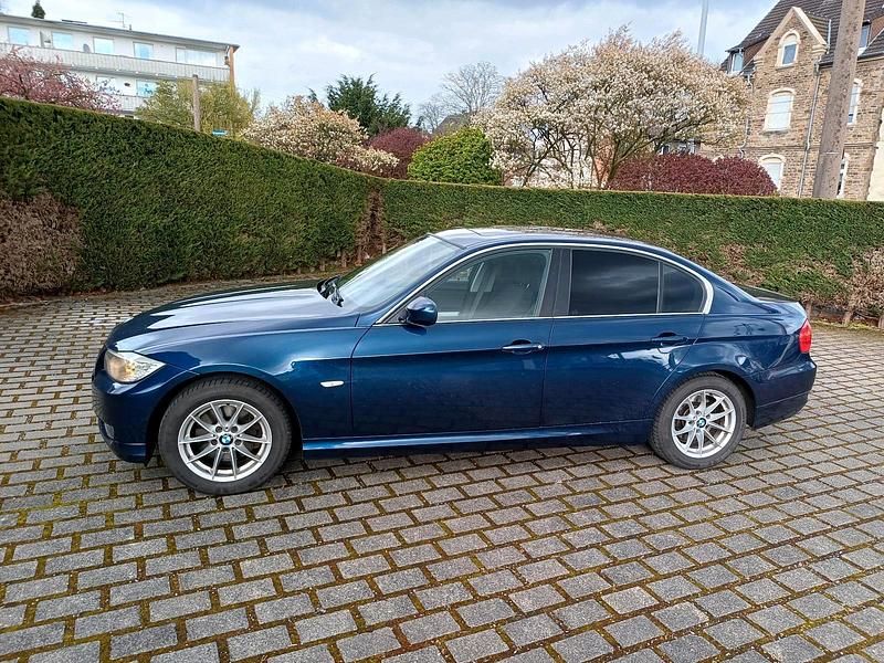 Gebraucht BMW 325 218 PS (160 kW) 2010 Blau Limousine