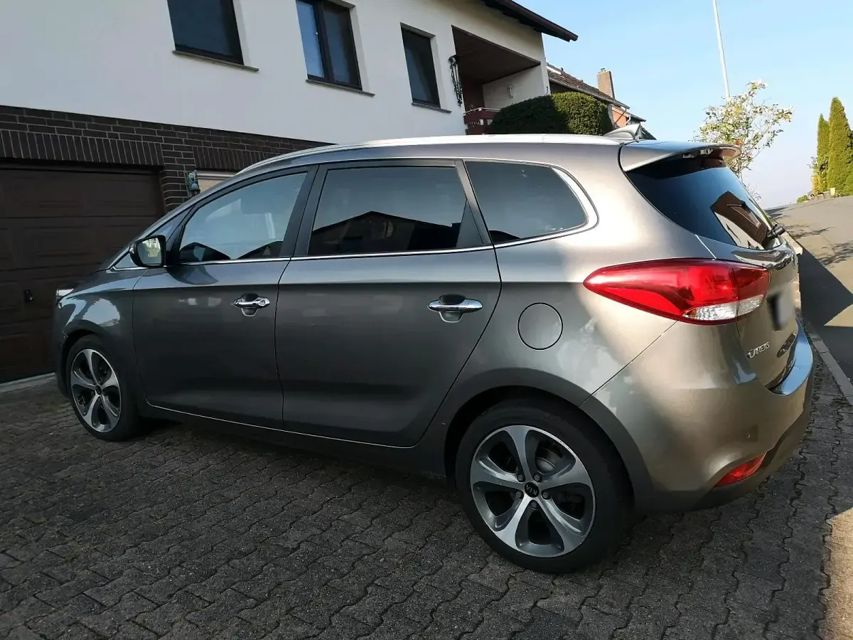Gebraucht Kia Carens 141 PS (103 kW) 2016 Grau Van / Kleinbus