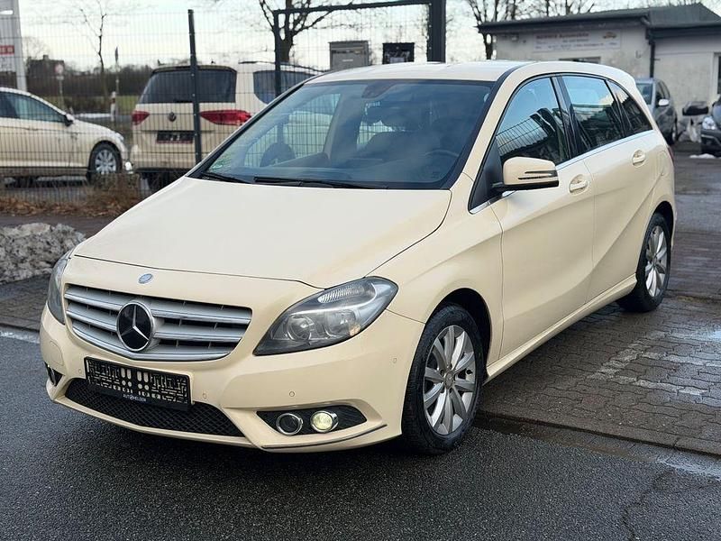 Beige Gebraucht 2014 Mercedes B180 Style Van / Kleinbus | 2.890 € (Superpreis) - Bild 1/4