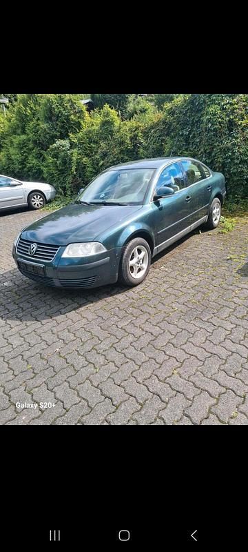 Grün Gebraucht 2004 VW Passat Limousine | 1.900 € - Bild 1/4