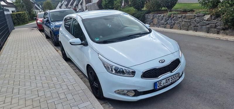 Weiß Gebraucht 2014 Kia Ceed Vision Limousine | 9.400 € (Fairer Preis) - Bild 1/4