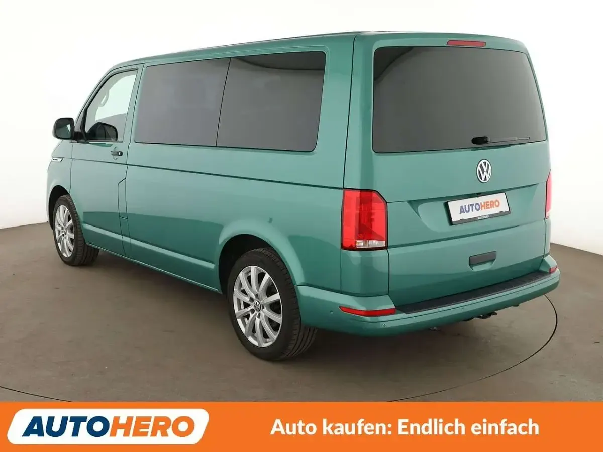 Second-hand VW Multivan Trendline 150 CP (110 kW) 2021 Verde Monovolum