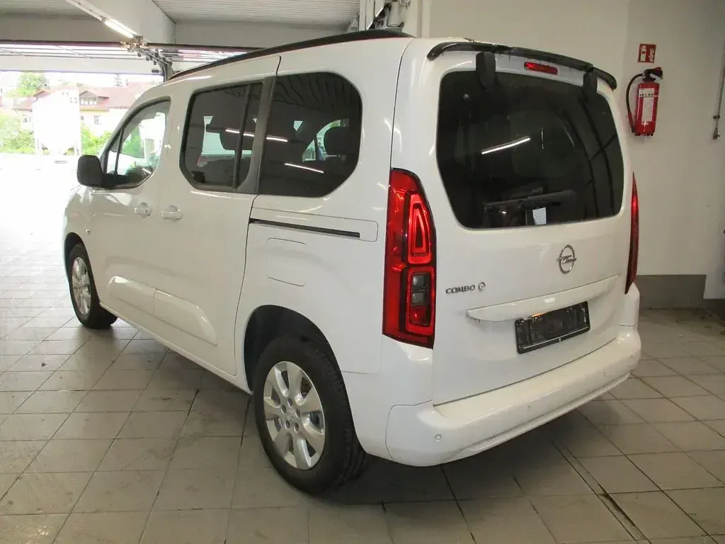 Gebraucht Opel Combo-e Life Ultimate 100 kW (136 PS) 2023 Weiß Van / Kleinbus