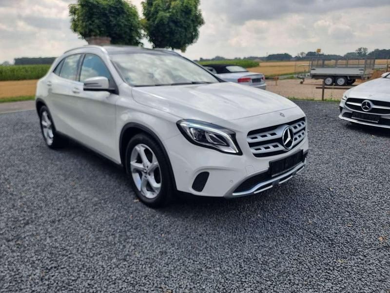 Calcitweiss Gebraucht 2017 Mercedes GLA180 SUV | 19.900 € (Fairer Preis) - Bild 1/4