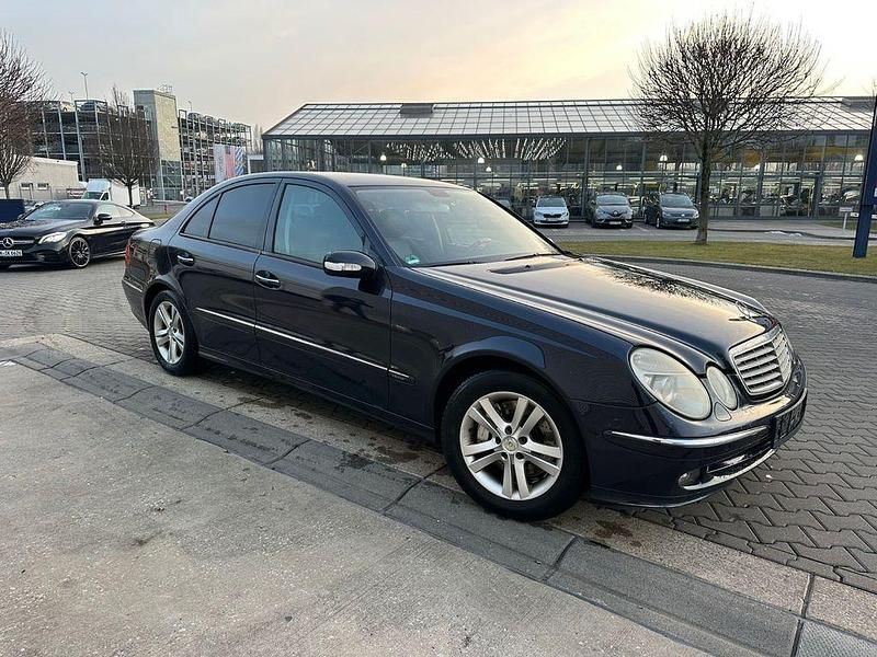 Blau Gebraucht 2005 Mercedes E320 Limousine | 2.350 € (Superpreis) - Bild 1/4