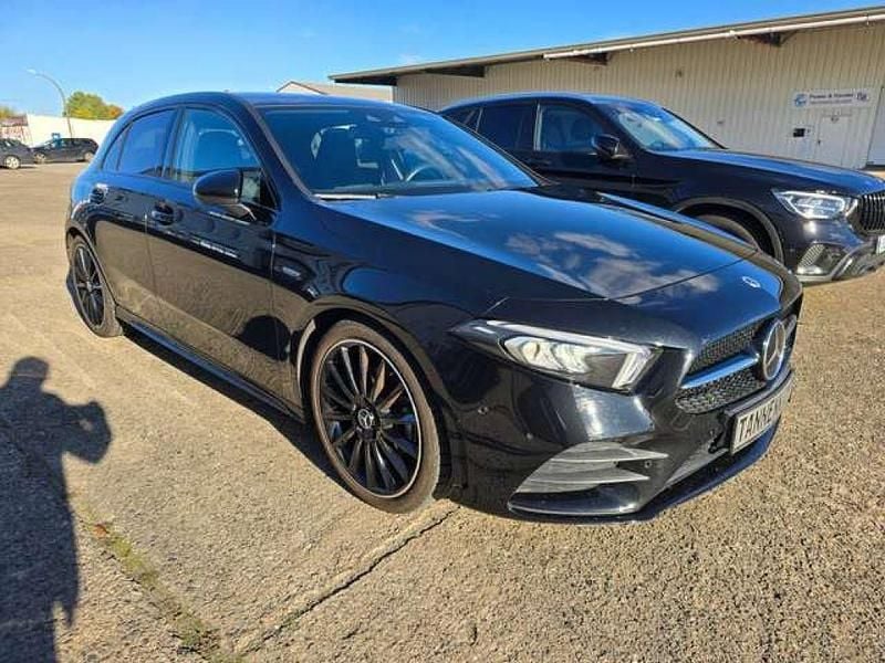 Kosmosschwarz (metallic) Gebraucht 2022 Mercedes A200 AMG Kleinwagen | 31.790 € (Fairer Preis) - Bild 1/4