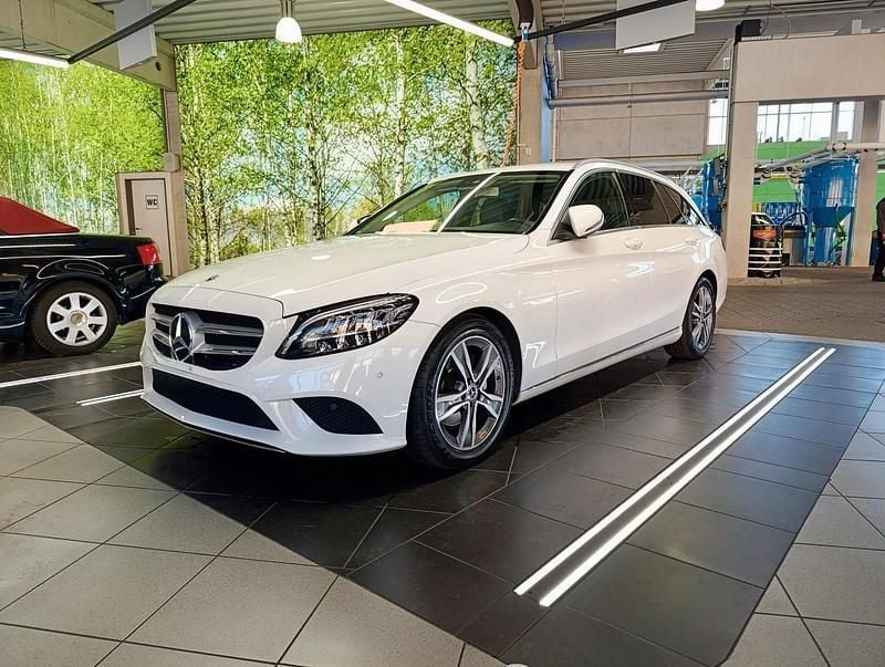 Weiß Gebraucht 2018 Mercedes C220 Kombi | 14.900 € - Bild 1/4