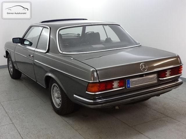 Gebraucht Mercedes 230 136 PS (100 kW) 1982 Grau metallic Coupé
