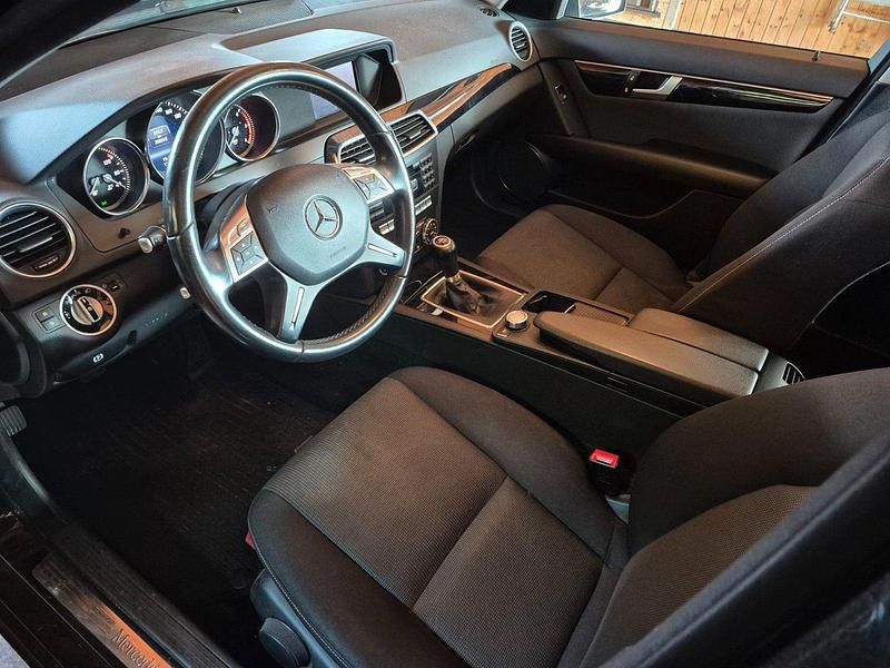Gebraucht Mercedes C180 120 PS (88 kW) 2012 Schwarz Kombi