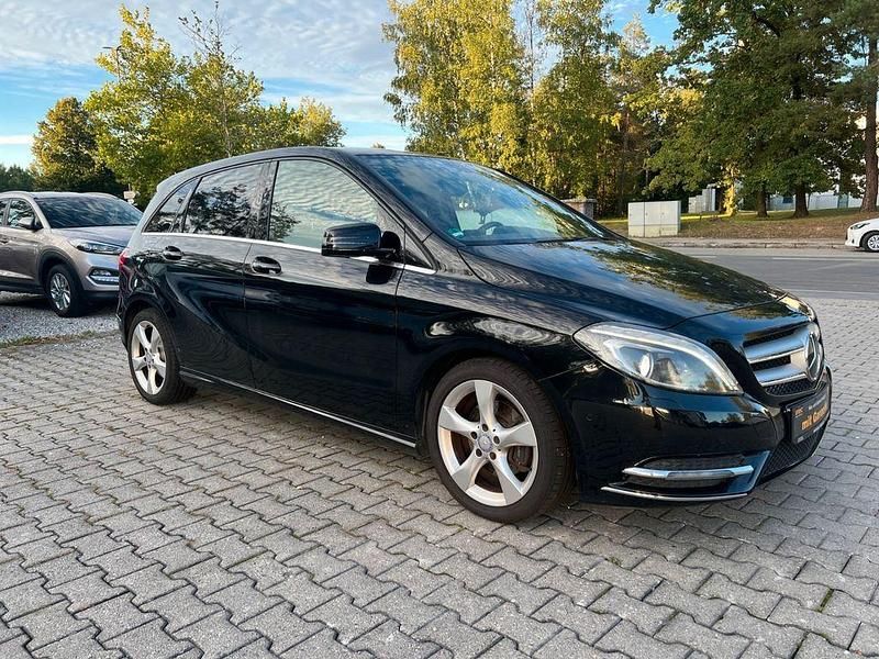 Schwarz Gebraucht 2013 Mercedes B180 Edition 1 Van / Kleinbus | 8.950 € (Fairer Preis) - Bild 1/4