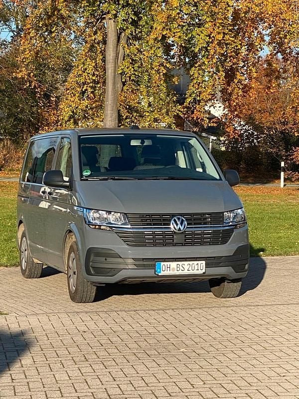 Grau Gebraucht 2021 VW Multivan Van | 39.900 € (Guter Preis) - Bild 1/4