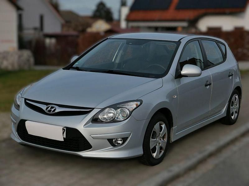 Silber Gebraucht 2011 Hyundai i30 Edition+ Limousine | 3.999 € (Fairer Preis) - Bild 1/4