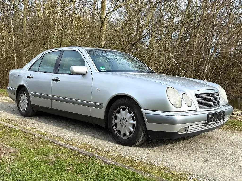 Gebraucht Mercedes E230 150 PS (110 kW) 1997 Silber Limousine