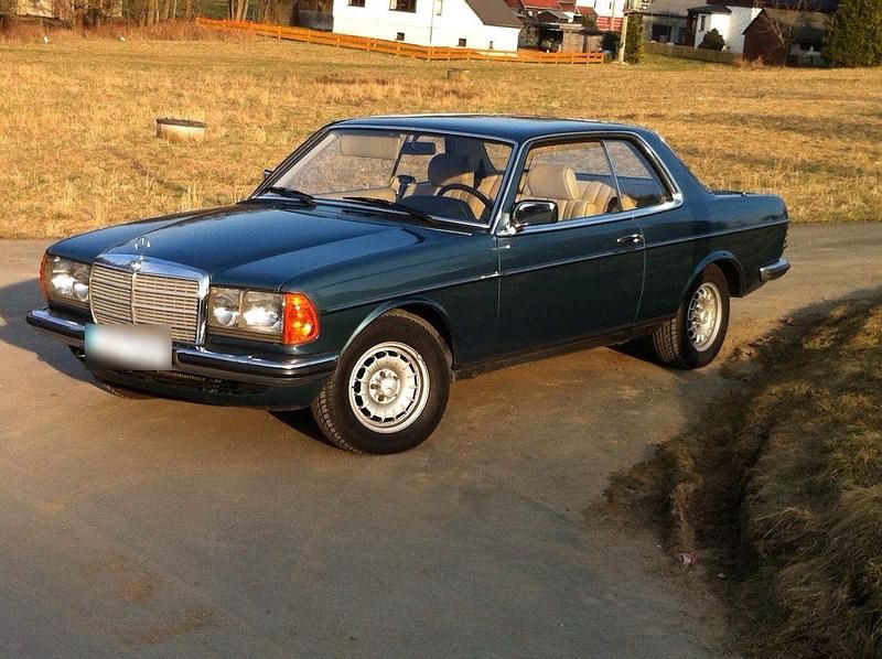 Gebraucht Mercedes 230 136 PS (100 kW) 1983 Blau Coupé
