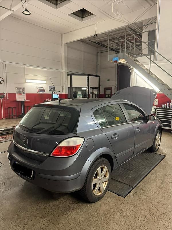 Grau Gebraucht 2004 Opel Astra Kleinwagen | 1.799 € (Fairer Preis) - Bild 1/4
