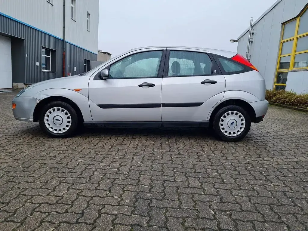 Używany Ford Focus 101 KM (74 kW) 2001 Srebrny Sedan/Limuzyna
