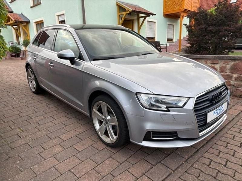 Florettsilber (metallic) Gebraucht 2018 Audi A3 Sportback Design Kleinwagen | 15.790 € (Fairer Preis) - Bild 1/4