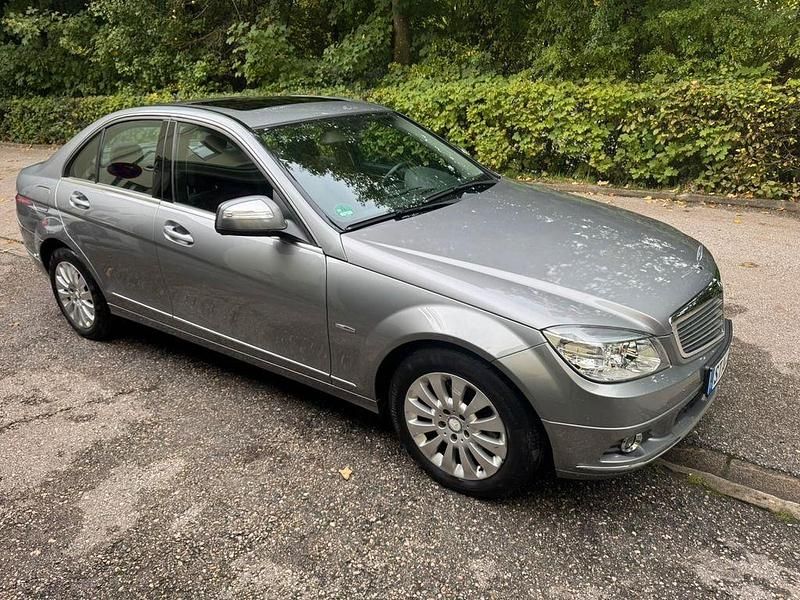 Grau Gebraucht 2008 Mercedes C200 Elegance Limousine | 10.800 € (Etwas zu teuer) - Bild 1/4