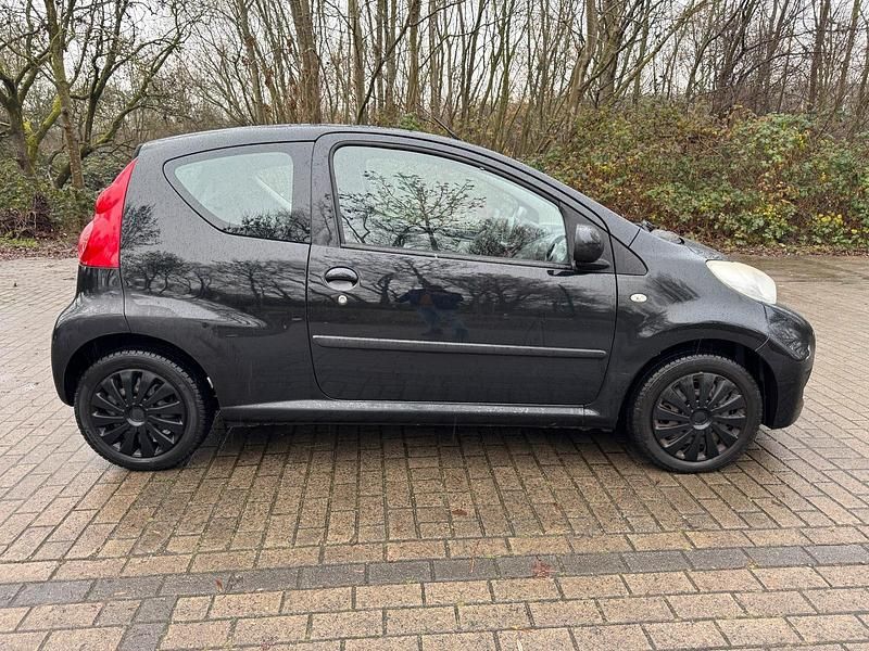 Gebraucht Peugeot 107 67 PS (49 kW) 2010 Schwarz Kleinwagen