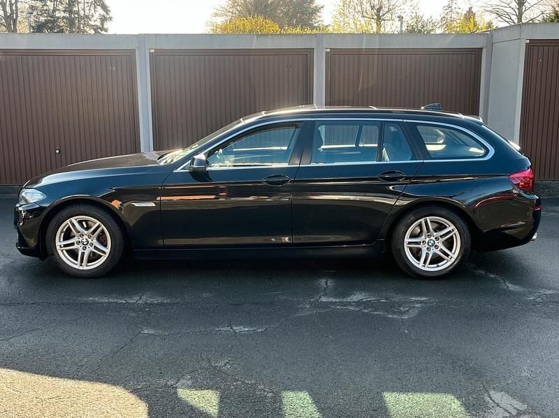Gebraucht BMW 520 Performance 190 PS (139 kW) 2015 Black sapphire metallic Kombi