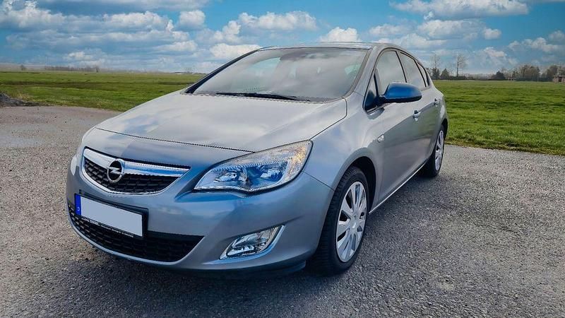 Gebraucht Opel Astra Design Edition 116 PS (85 kW) 2011 Silber Limousine