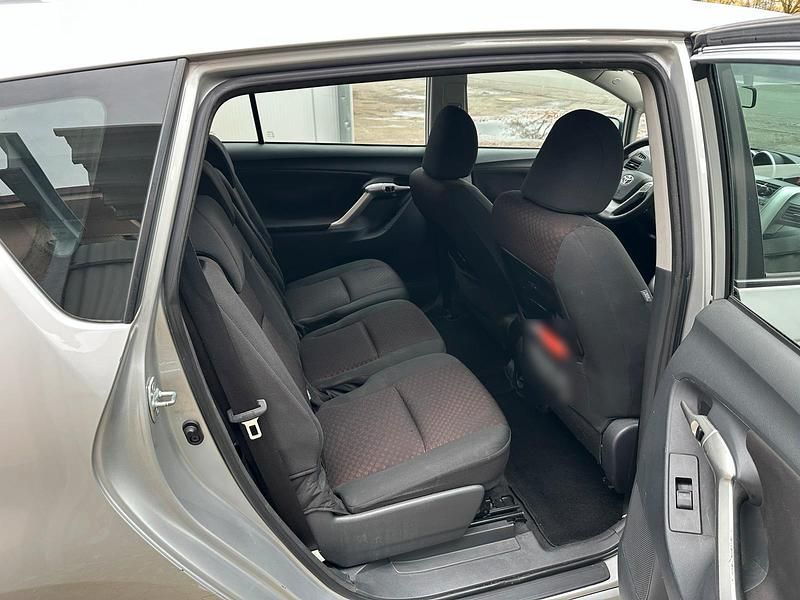 Gebraucht Toyota Verso 126 PS (92 kW) 2011 Silber Van / Kleinbus