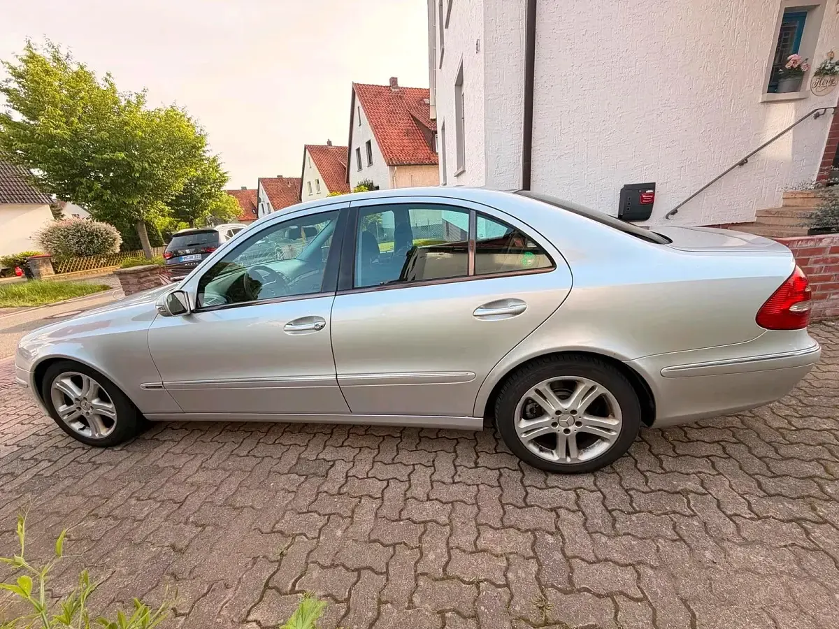 Gebraucht Mercedes E270 177 PS (130 kW) 2004 Silber Limousine