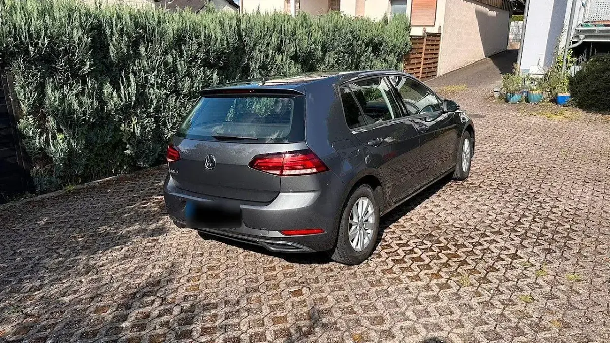 Gebraucht VW Golf VII Comfortline 125 PS (91 kW) 2018 Grau Limousine
