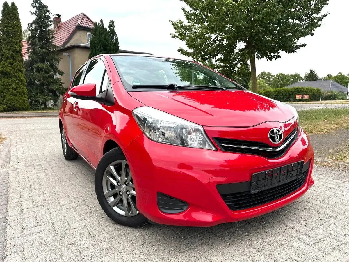 Gebraucht Toyota Yaris Edition 99 PS (72 kW) 2014 Rot Kleinwagen