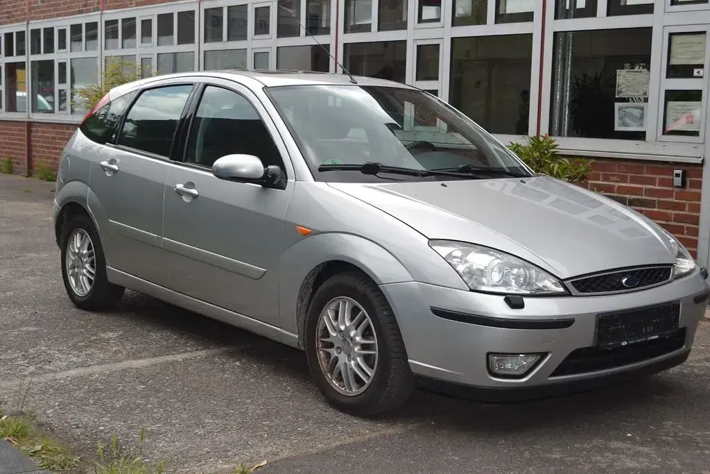 Gebraucht Ford Focus Ghia 116 PS (85 kW) 2002 Silber Limousine