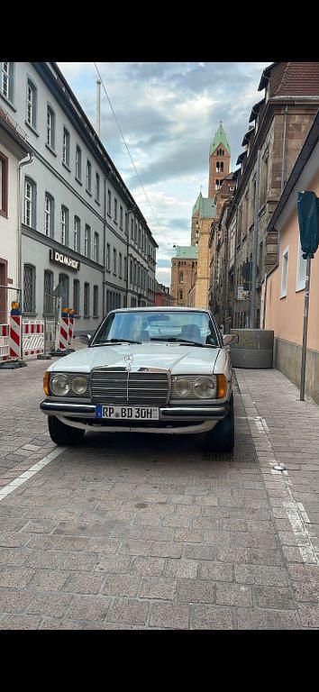 Gebraucht Mercedes E300 95 PS (69 kW) 1979 Weiß Limousine